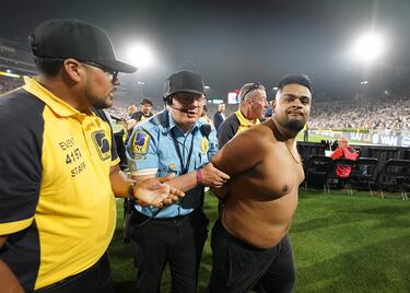 También hubo algún acto no deseable como la invasión al campo de algún aficionado.