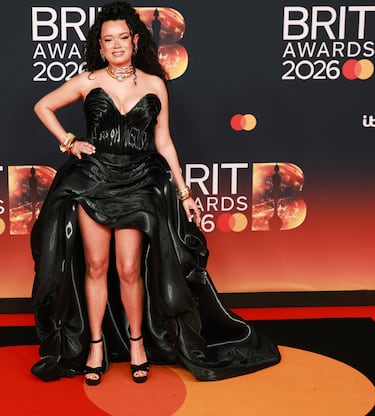 Clementine Douglas posa en la alfombra roja. 