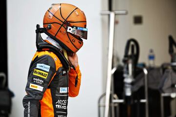 Lando Norris piloto de  McLaren camina por el Pitlane después de salirse de la carrera durante el Gran Premio de Miami.