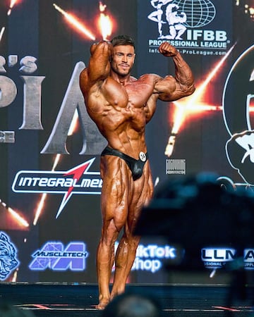 El joven culturista español nacido en Yecla, ciudad española perteneciente a la Región de Murcia, ha hecho historia en el mundo del culturismo tras acabar en el sexto puesto de la categoría Classic Physique en el Mr. Olympia 2024. Todo ello en su año de debut por lo que cobra aún más mérito.