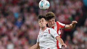 Aimar disputando un balón.