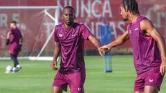 Lukebakio, junto a Badé en su primer entrenamiento con el Sevilla.