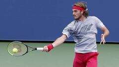 Stefanos Tsitsipas devuelve una bola durante su partido ante Albert Ramos en primera ronda del US Open en el USTA National Tennis Center de Flushing Meadows, New York.