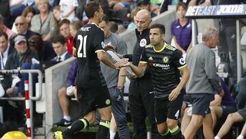 Cesc saliendo desde el banquillo. 