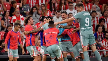 Los futbolistas del Atlético abrazan a Correa en piña tras su gol al Athletic antes del parón.