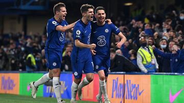 LONDON, ENGLAND - MAY 18: Jorginho of Chelsea celebrates after scoring their sides second goal from the penalty spot with team mates Cesar Azpilicueta and Christian Pulisic during the Premier League match between Chelsea and Leicester City at Stamford Bri