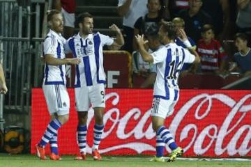 0-1. Agirretxe celebr¨® el primer tanto.