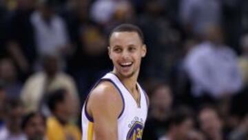 Stephen Curry sonríe durante un partido.