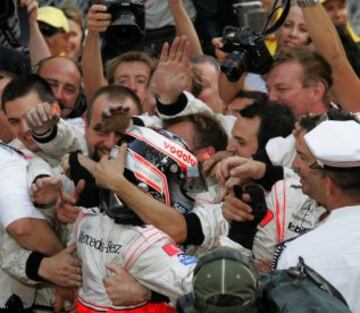 Fernando Alonso celebra con el equipo la victoria en Mónaco.

