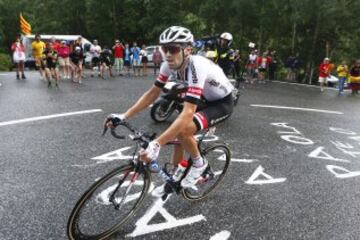 Tom Dumoulin escapado, pedalea a por la victoria.