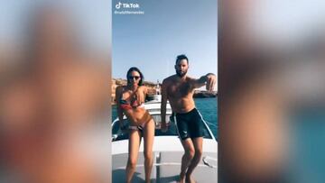 El baile viral de Rudy y Helen Lindes sobre un yate en Ibiza: atentos al final del vídeo