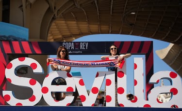 Aficionados del Atlético de Madrid animan el ambiente en Sevilla.