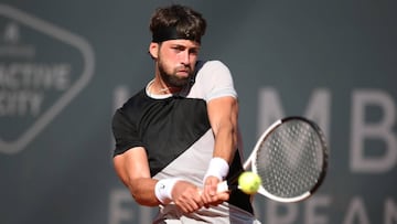 Nikoloz Basilashvili devuelve una bola durante su partido ante Roberto Bautista Agut en el torneo de Hamburgo.