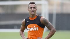 Rodrigo dice adiós al Valencia dejando momentos para la historia