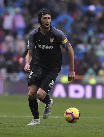 Franco Vázquez spent the rest of the match playing with a protective helmet