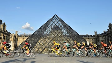 FILE PHOTO: Colombia's Egan Bernal (C) of Team Ineos wears the overall leader's yellow jersey as he passes with the pack by the Louvre pyramid during the 21st and final stage of the 106th edition of the Tour de France cycling race over 128km bet