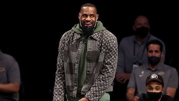 LeBron James, vestido de calle, durante un partido de la NBA de Los Angeles Lakers.