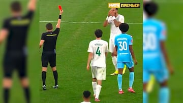 Sin embargo, el VAR revirtió la decisión y todo quedó en risas tras pedir que le devolvieran la camiseta.