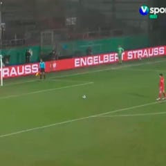 Lo que le faltaba: Marc Roca falla así el penalti que firma el ridículo del Bayern