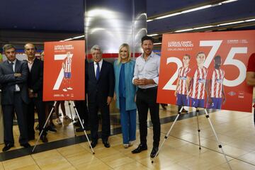 La presidenta de la Comunidad, Cristina Cifuentes, junto al presidente del Atlético de Madrid, Enrique Cerezo, y el entrenador del equipo, Diego Pablo Simeone y varios jugadores de la plantilla rojiblanca ,durante el acto de promoción del uso del metro para el acceso al estadio Wanda Metropolitano del Atletico de Madrid. 