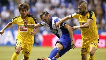 GRA227. A CORUÑA, 19/08/2016.- El delantero del Deportivo Lucas Pérez (c) lucha el balón con David Juncá (d) y Takashi Inui (i), del Eibar, durante el partido de la primera jornada de Liga en Primera División que se juega esta noche en el estadio de Riazor, en A Coruña. EFE/Cabalar
