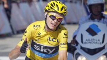 Chris Froome celebr&oacute; as&iacute; su victoria en el Tour en la meta de Semnoz.