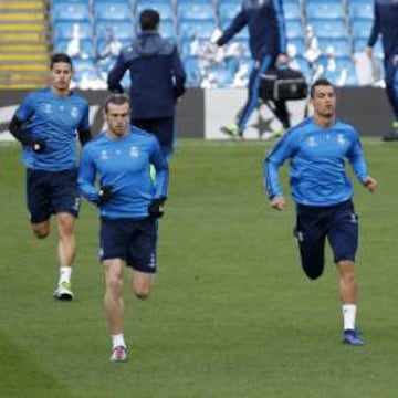 En contra de lo que suele ser habitual, el Madrid despertó poco interés a su llegada a Manchester. Apenas un centenar de hinchas le recibieron en el aeropuerto. Al entrenamiento acudió una veintena de aficionados blancos.