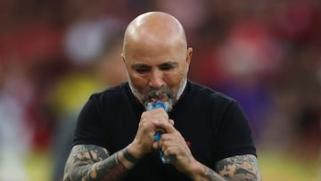 Sampaoli chupa un gel de glucosa.