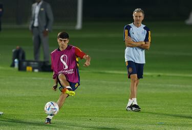 Luis Enrique observa el golpeo de balón de Pedri.