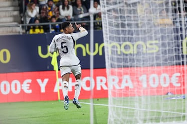 El futbolista inglés del Real Madrid, Jude Bellingham, celebra el tercer gol al Cádiz. 
 