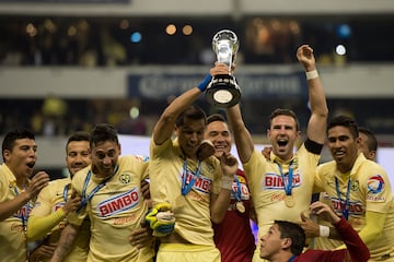 Foto durante la premiacion despues del partido America vs Tigres UANL, Correspondiente a la Vuelta de la Gran Final del Torneo Apertura 2014 de la Liga BBVA Bancomer MX en la foto: Rubens Sambueza, Jesus Molina, Miguel Layun y Jugadores de America

14/12/2014/MEXSPORT/Osvaldo Aguilar.

Estadio: Azteca.