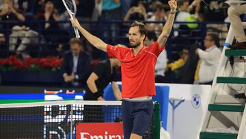 El ruso Daniil Medvedev celebra su victoria ante su compatriota Andrey Rublev  en la final del torneo de Dubái ATP 500.