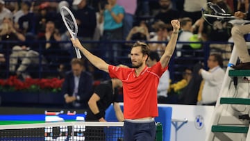 El ruso Daniil Medvedev celebra su victoria ante su compatriota Andrey Rublev en la final del torneo de Dub¨¢i ATP 500.