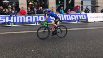 La ciclista italiana Elena Pirrone celebra su victoria en la prueba en ruta j&uacute;nior femenina en los Campeonatos del Mundo de Bergen.