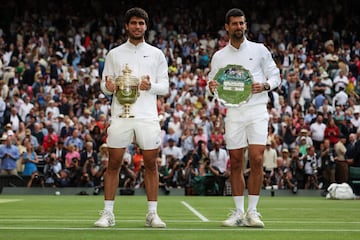 Alcaraz y Djokovic tras la fabulosa final de Wimbledon.