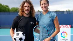 Carles Puyol y Garbi&ntilde;e Muguruza posan tras un evento de La Liga coincidiendo con el Miami Open.