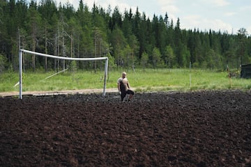 Cualquier superficie es buena para jugar un partido de fútbol. Incluso un campo embarrado como el que aparece en la imagen. Corresponde a la Copa Mundial de fútbol de pantano, que ha tenido lugar en Hyrynsalmi, Finlandia. Los equipos los forman cinco jugadores de campo y un portero que se enfrentan durante dos tiempos de diez minutos cada uno.