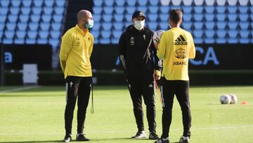 El entrenador argentino Eduardo Coudet conversa con sus ayudantes sobre el césped de Balaídos.