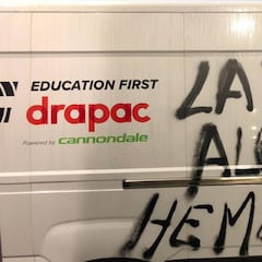 Pintadas en los vehículos de la Vuelta: "¿Todavía estamos así?"