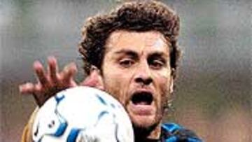 <B>DESEADO</B>. Abramovich quiere a Vieri como líder de su Chelsea.