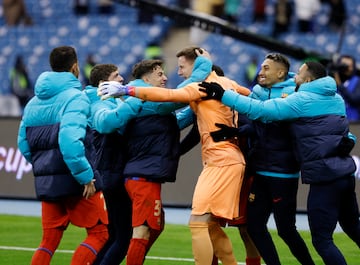 Gavi y Marc-André ter Stegen celebran con sus compañeros la victoria.