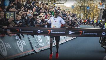 Cheptegei bate el r¨¦cord de 15 km con 7:46 en el ¨²ltimo 3.000