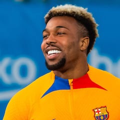 Adama, ovacionado y aplaudido en su primer entrenamiento