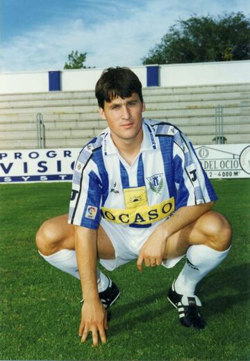 Duró muy poquito tiempo en Leganés. Apenas media temporada resumidas en 19 partidos de dinamita pura. Lo nunca visto en el Luis Rodríguez de Miguel. Aquel año, 1996, con apenas 25 años, Moisés se destapó como el gran delantero que luego fue en Celta, Villarreal o Sevilla entre otros. Porque en esos 19 partidos marcó 14 goles. Un hito mayúsculo. Un increíble goleador fugaz. 