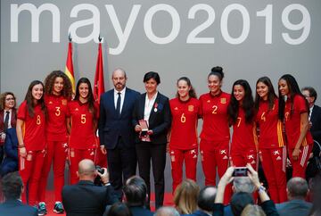 Toña Is y algunas de las jugadoras que fueron campeonas del mundo Sub-17 en 2018, como Salma Paralluelo.