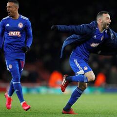 Gilherme, El Arabi y Cafú dan el derbi al Olympiacos