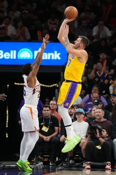 Lanzamiento de Luka delante del jugador de los Phoenix Suns, Jared Butler.