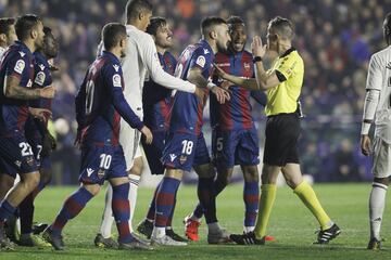 Imagen de la jugada del penalti del futbolista del Levante Doukouré al jugador del Real Madrid Casemiro pitado por Iglesias Villanueva tras consultar a los árbitros del VAR.