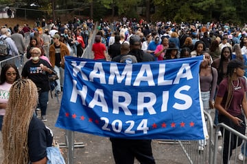 Attendees arrive ahead of a rally in support of Democratic presidential nominee and U.S. Vice President Kamala Harris 