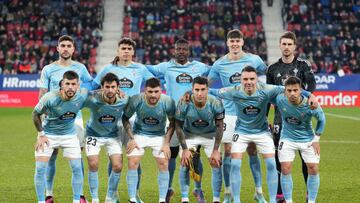 La formación titular del Celta posa en los prolegómenos del partido contra Osasuna en El Sadar.